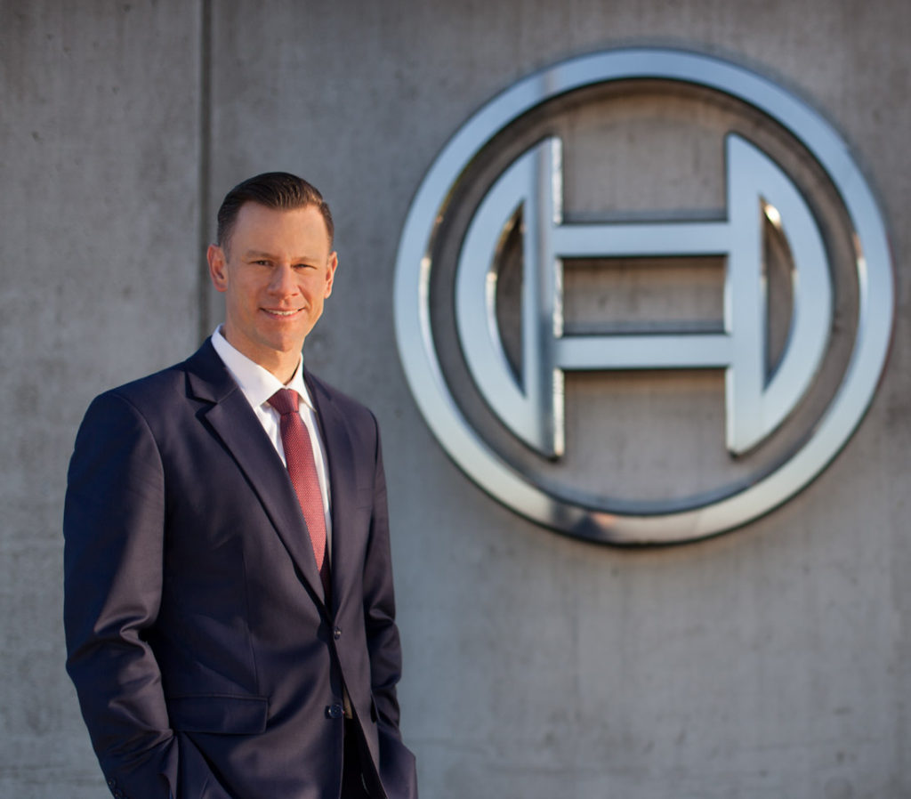 Business Fotoshooting eines Geschäftsführers von Bosch im Unternehmen. Professionelle Corporate Headshots für Manager. Vorstandsfotografie und Managerportraits.