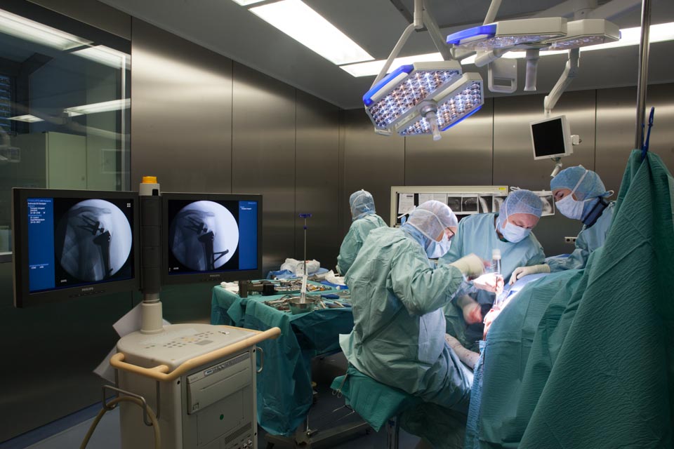 Medizin Fotografie in einer Genfer Chirurgischen Abteilung. Business Fotos während einer OP die Ärzte zeigt. Porträt Fotografie in der Klinik.