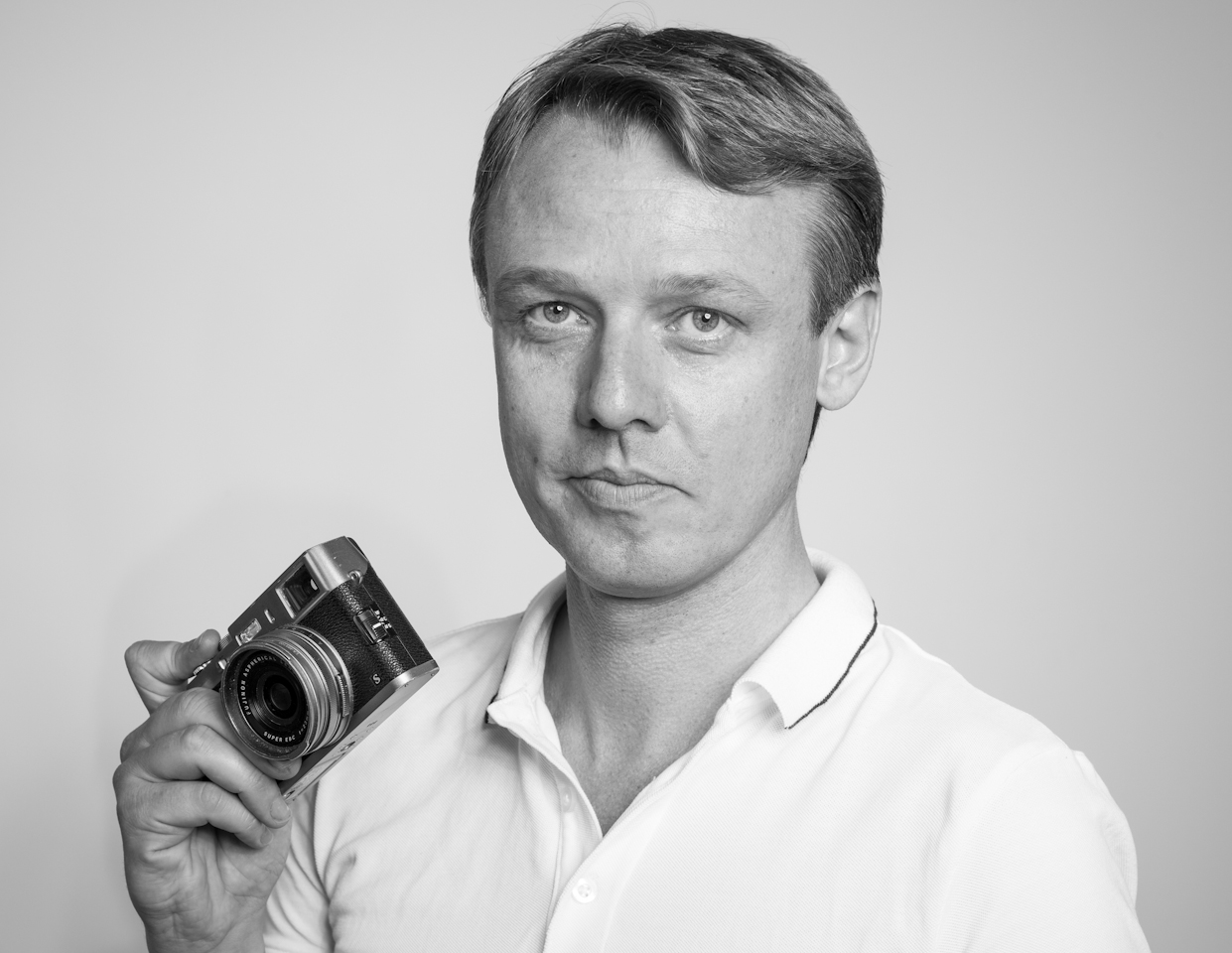 Der Corporate Fotograf erstellt ein Schwarz-Weiß-Porträt in Ihrer Niederlassung vor Ort. Unternehmensfotografie überzeugt durch Natürlichkeit.