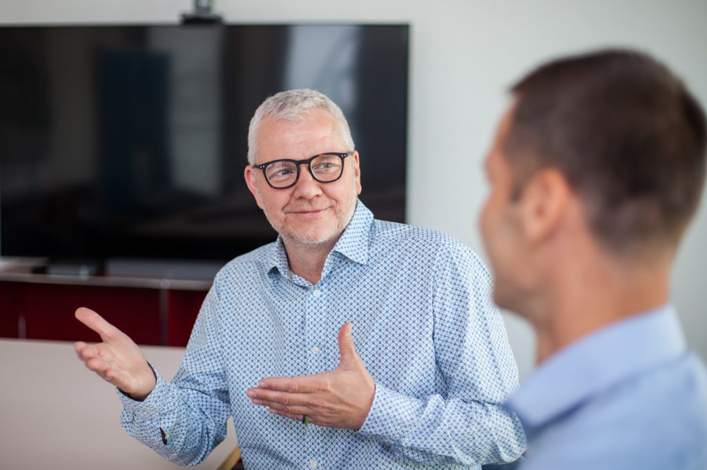 Business Fotografie in einem Unternehmen. Unternehmensfotografie der Mitarbeiter und des Zahnarztes. Mitarbeiterfotos vor Ort. Firmenfotografie.