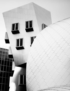 Produkt: Moderne Architektur als Poster in schwarz weiß. Brillante Kontrast mittels Butlerfinish Technology auf einer 3mm starken AluDibondplatte kaschiert.