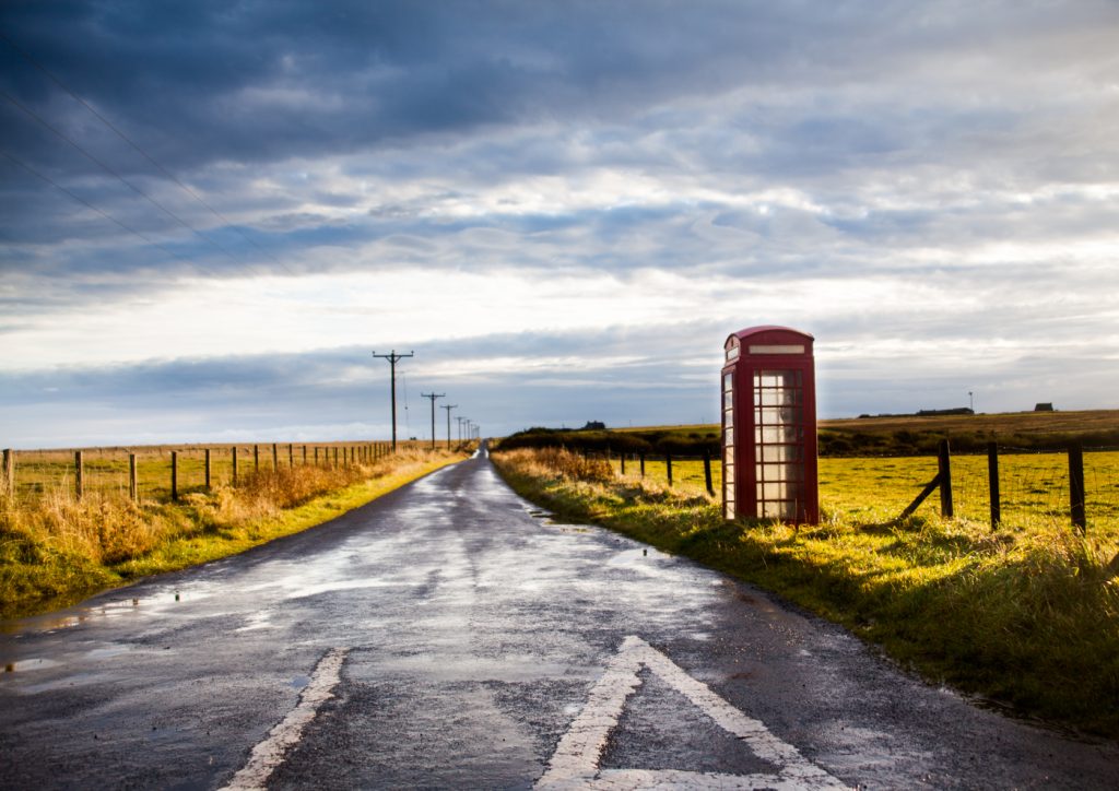 Bild: Red Telephone Box auf dem Land, Gestalten Sie das Motiv als Fine Art Print oder Fotodruck auf Leinwand.