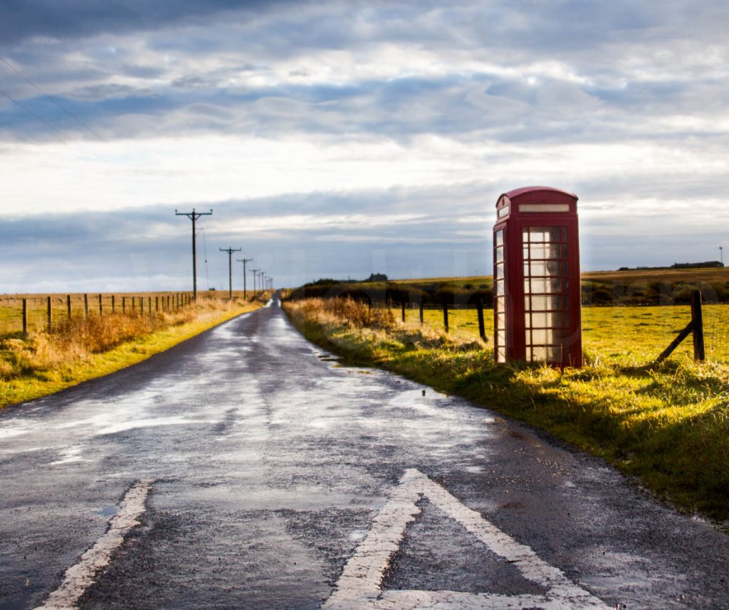 Bild: Red Telephone Box auf dem Land, Gestalten Sie das Motiv als Fine Art Print oder Fotodruck auf Leinwand.