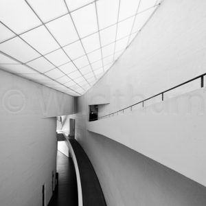 Produktbild: Moderne Architektur in schwarz weiß. Bereits ab 39,50 € als FineArt Pearl Druck erhältlich.