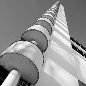 Produktbild: Moderne Architektur in schwarz weiß. Bereits als Leinwandbild ab 72,50 € in unserem Art Shop erhältlich.