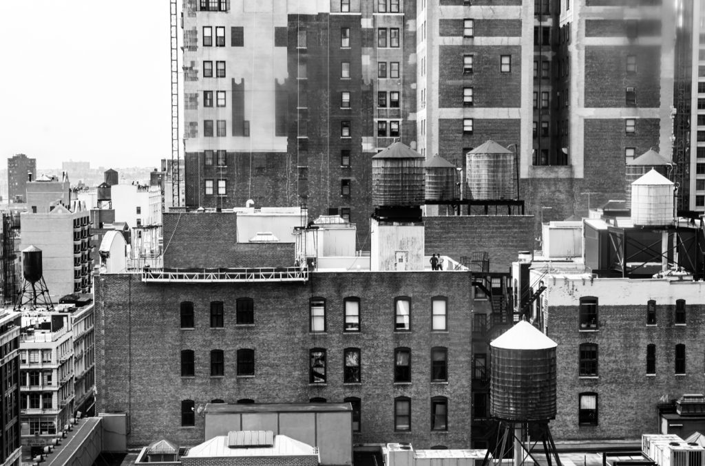 Fine Art Print, Water Towers New York framed print by Wildthurn Photography. Schwarz-Weiß Fotoposter für Wohnung.