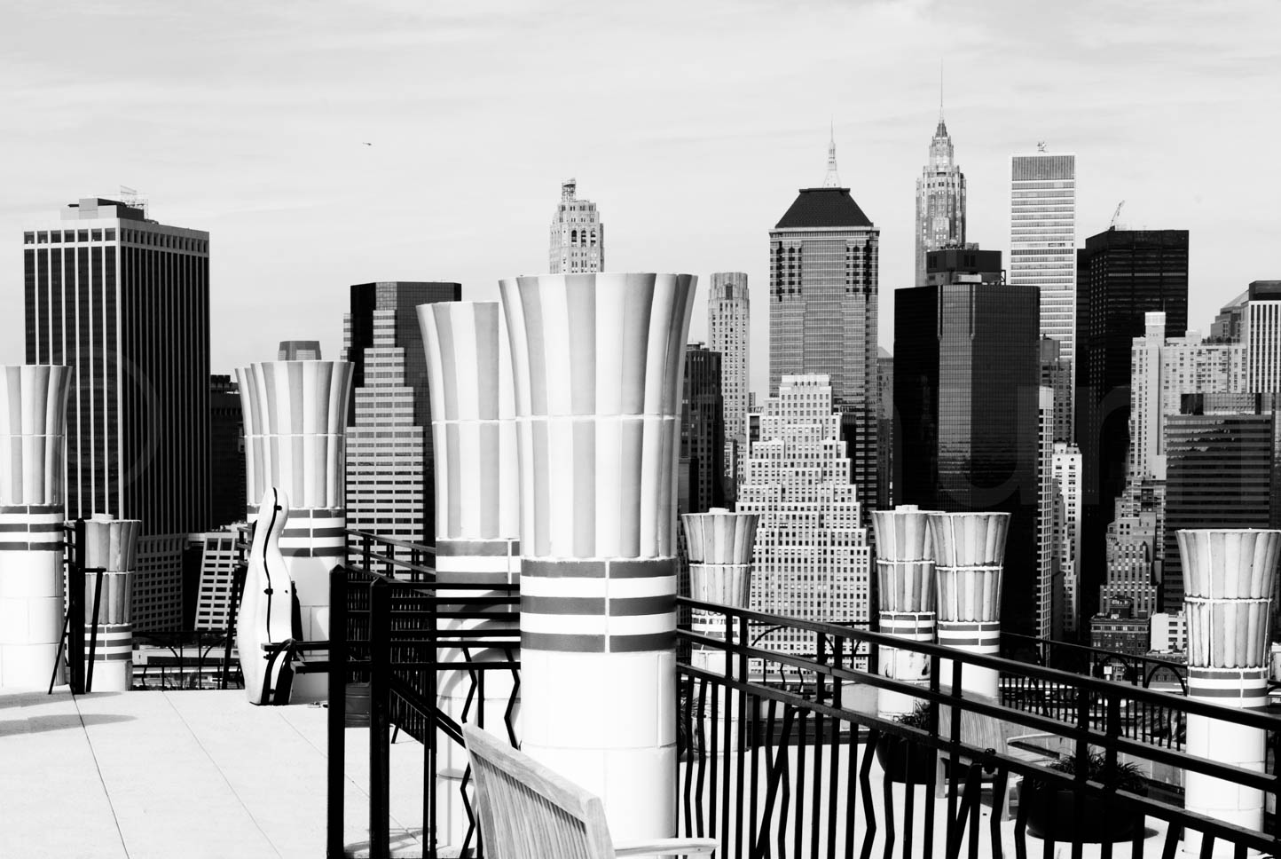 New York Fotografie in schwarz weiß, auf die Skyline von Manhatten. 
Ab 59,50 € als Fine Art Wandbild erhältlich.